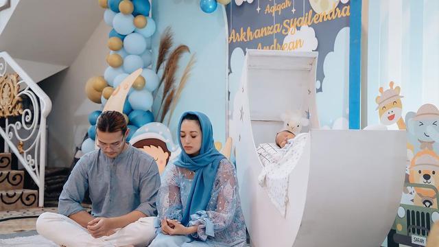 Tampil Kompak dengan Nuansa Biru, Ini 7 Momen Aqiqah dan Tasyakuran Anak Ketiga Sylvia Fully
