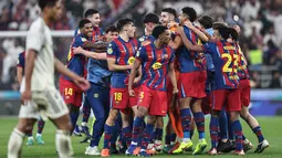 Laga final Piala Super Spanyol digelar di King Abdullah Sports City Stadium pada Minggu 11 Januari 2026 waktu setempat atau Senin 12 Januari 2026 dini hari WIB. Tampak dalam foto, para pemain FC Barcelona merayakan kemenangan pertandingan final Piala Super Spanyol melawan Real Madrid di King Abdullah Sports City Stadium, Jeddah pada Minggu 11 Januari 2026 waktu setempat atau Senin 12 Januari 2026 dini hari WIB. (Fadel SENNA/AFP)