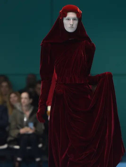 Seorang model berjalan di atas catwalk menampilkan koleksi terbaru Gucci FW18 dalam Milan Fashion Week 2018, Rabu (21/2). Tak hanya warnanya yang mencolok, tapi kain yang menutupi kepala sang model juga menyerupai hijab. (AFP PHOTO/Filippo MONTEFORTE)
