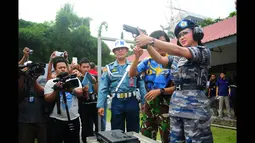 Penyanyi dangdut Dewi Perssik mengikuti lomba menembak bersama KSAL Laksamana TNI Ade Supandi, di Lapangan Tembak Mabesal, Cilangkap, Jakarta, Jumat (27/2/2015). (Liputan6.com/Yoppy Renato)