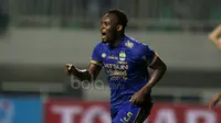 Pemain Persib Bandung, Michael Essien merayakan golnya ke gawang PS TNI pada lanjutan Liga 1 2017 di Stadion Pakansari, Bogor, Sabtu (22/4/2017). (Bola.com/Nicklas Hanoatubun)