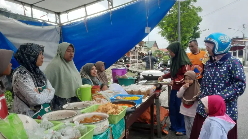 Berburu takjil di Padang Panjang. (Liputan6.com/ Dok. Kominfo Padang Panjang)