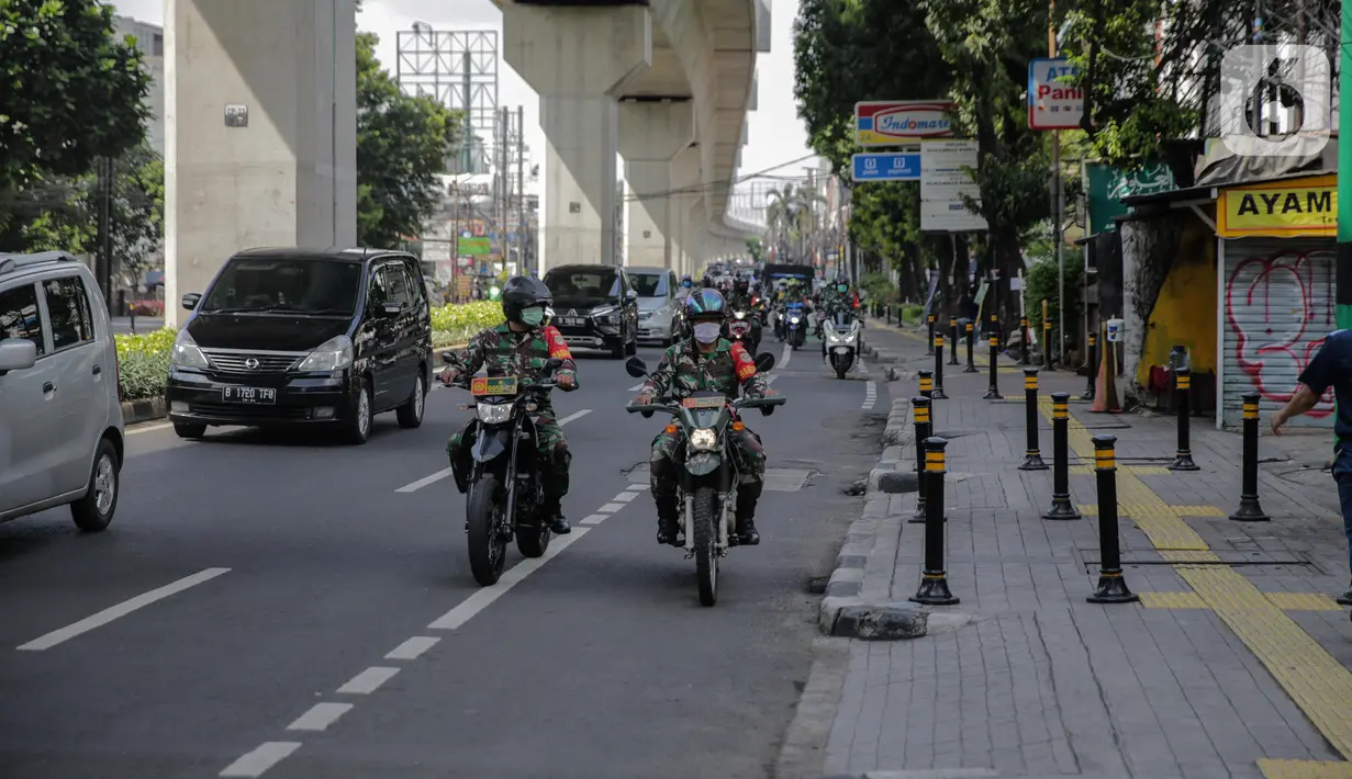 Petugas gabungan dari Satpol PP, Dishub, polisi hingga TNI melakukan patroli di kawasan Jalan Fatmawati, Jakarta, Kamis (15/4/2020). Patroli gabungan tersebut untuk mengimbau masyarakat agar tetap dirumah dan selalu menggunakan masker saat beraktivitas di luar rumah. (Liputan6.com/Faizal Fanani)