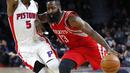 Guard Houston Rockets, James Harden (kanan), mendribel bola melewati guard Detroit Pistons, Kentavious Caldwell-Pope, dalam laga babak reguler NBA 2016-2017 di The Palace of Auburn Hills, Michigan, Selasa (22/11/2016) WIB. (AP Photo/Paul Sancya)