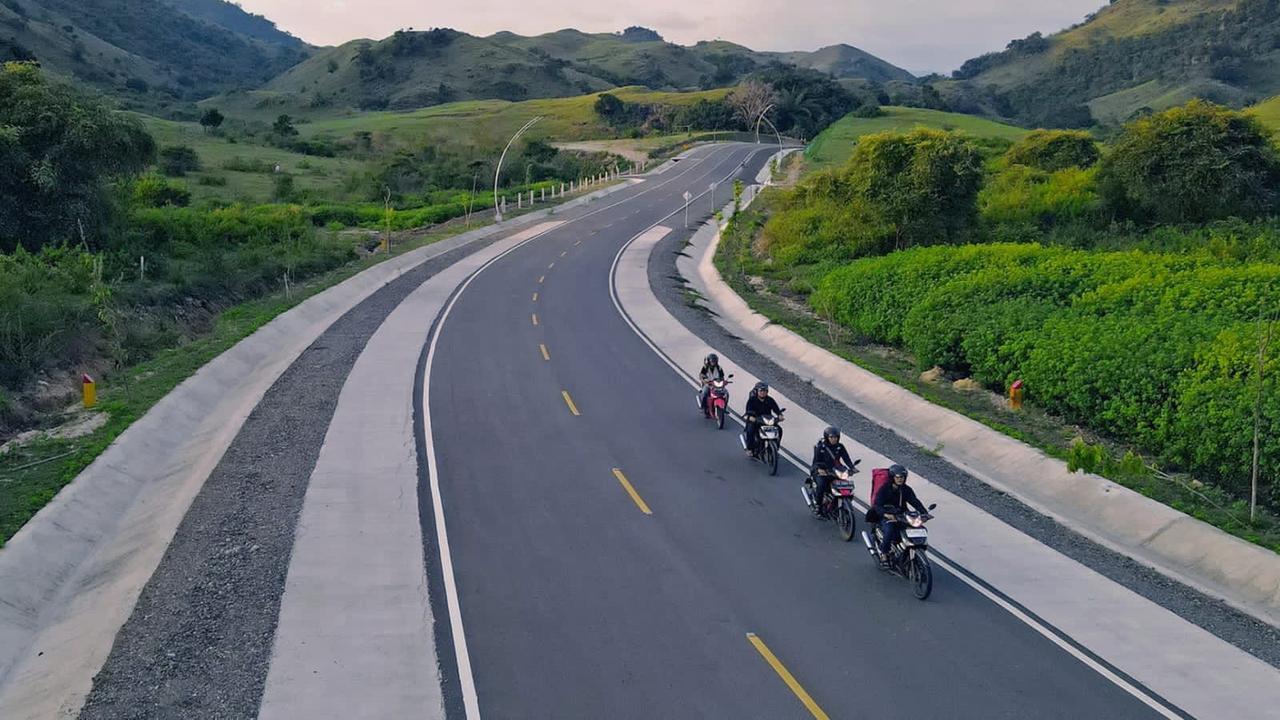 Tim Ekspedisi Indonesia telah tiba di Tol Kayangan, Jawa Tengah. Mereka menyelesaikan perjalanan setelah 424 hari berkeliling menjelajahi Indonesia dengan bersepeda motor mulai dari Jumat 1 Juli 2022 lalu.