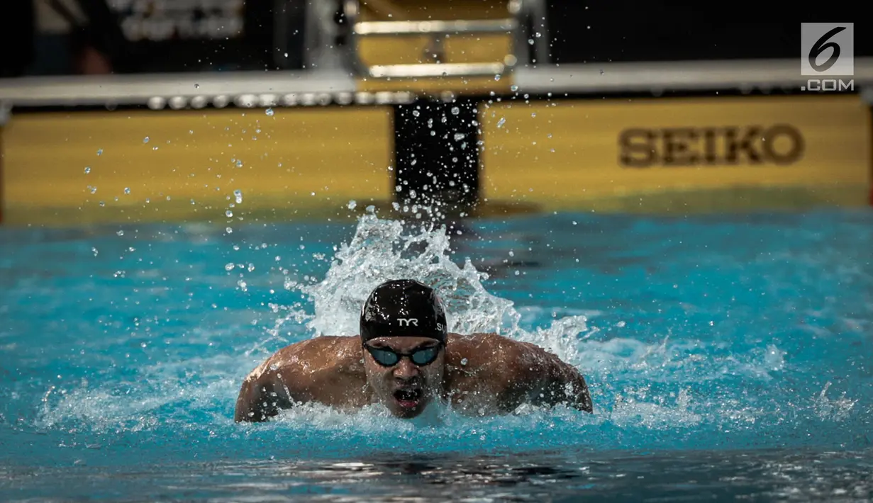 Perenang Indonesia Glenn Victor Sutanto bersiap tampil di nomor 100 meter gaya kupu-kupu SEA Games 2017 di National Aquatic Centre, Bukit Jalil, Malaysia, Rabu (23/8). (Liputan6.com/Faizal Fanani)