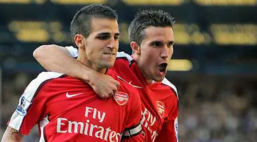 Selebrasi gol dari gelandang Arsenal, Cesc Fabregas (kiri) bersama Robin Van Persie dalam gala Liga Premier antara Everton dan Arsenal di Goodison Park, Liverpool, 15 Agustus 2009. AFP PHOTO/ANDREW YATES