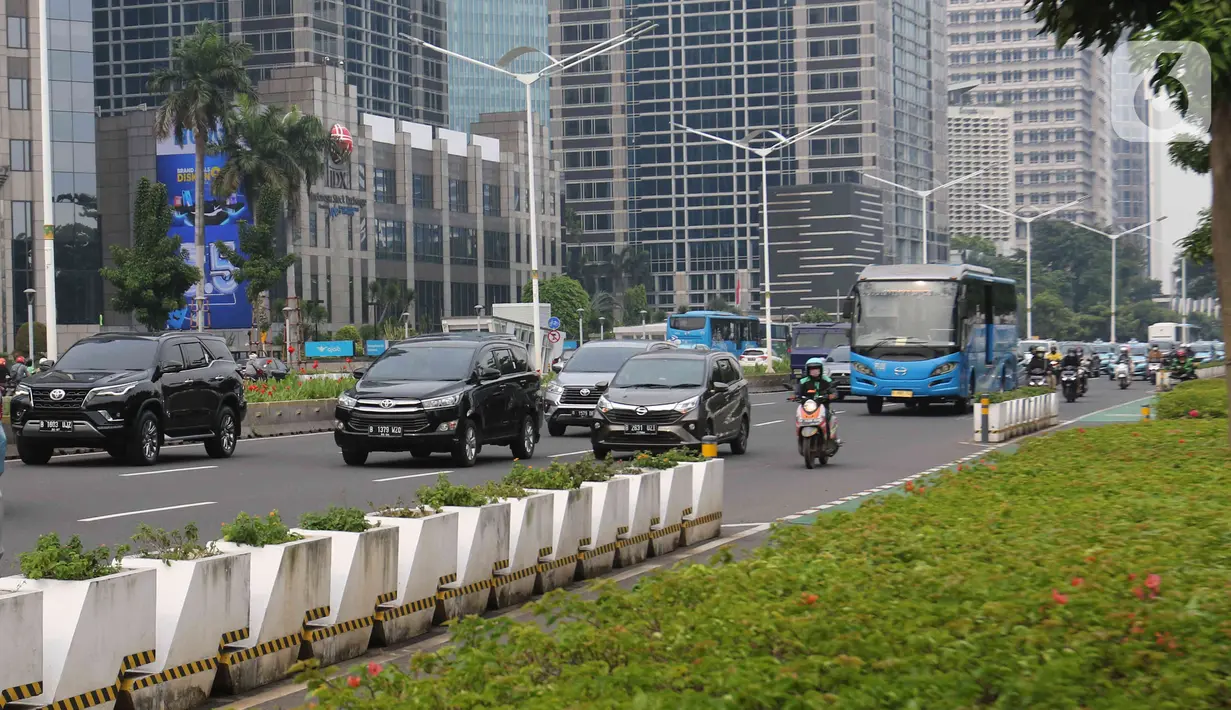 <p>Kendaraan melintas di ruas Jalan Jenderal Sudirman, Jakarta, Senin (9/5/2022). Pembatasan kendaraan roda empat dengan sistem Ganjil Genap (GaGe) di wilayah DKI Jakarta mulai Senin, 9 April 2022, seiring dengan berakhirnya cuti bersama libur Lebaran 2022 atau Idul Fitri 1443 H. (Liputan6.com/Herman Zakharia)</p>