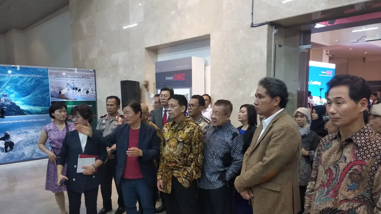 Fotografer Choi Byung-kwan menjelaskan tentang hasil jeperetannya di Pameran Fotografi DMZ di Museum Nasional Jakarta (Liputan6.com/Happy Ferdian)
