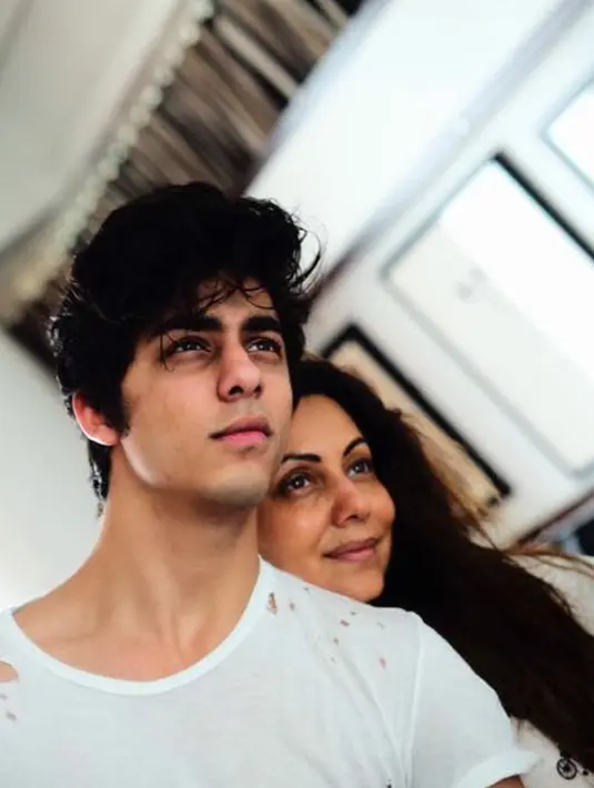 Pria yang lahir pada tanggal 13 November 1997 ini tampak bersama sang ibu, Gauri Khan. Saat ini, Aryan sedang menempuh kuliah di University of Southern California. (Liputan6.com/IG/@___aryan___)