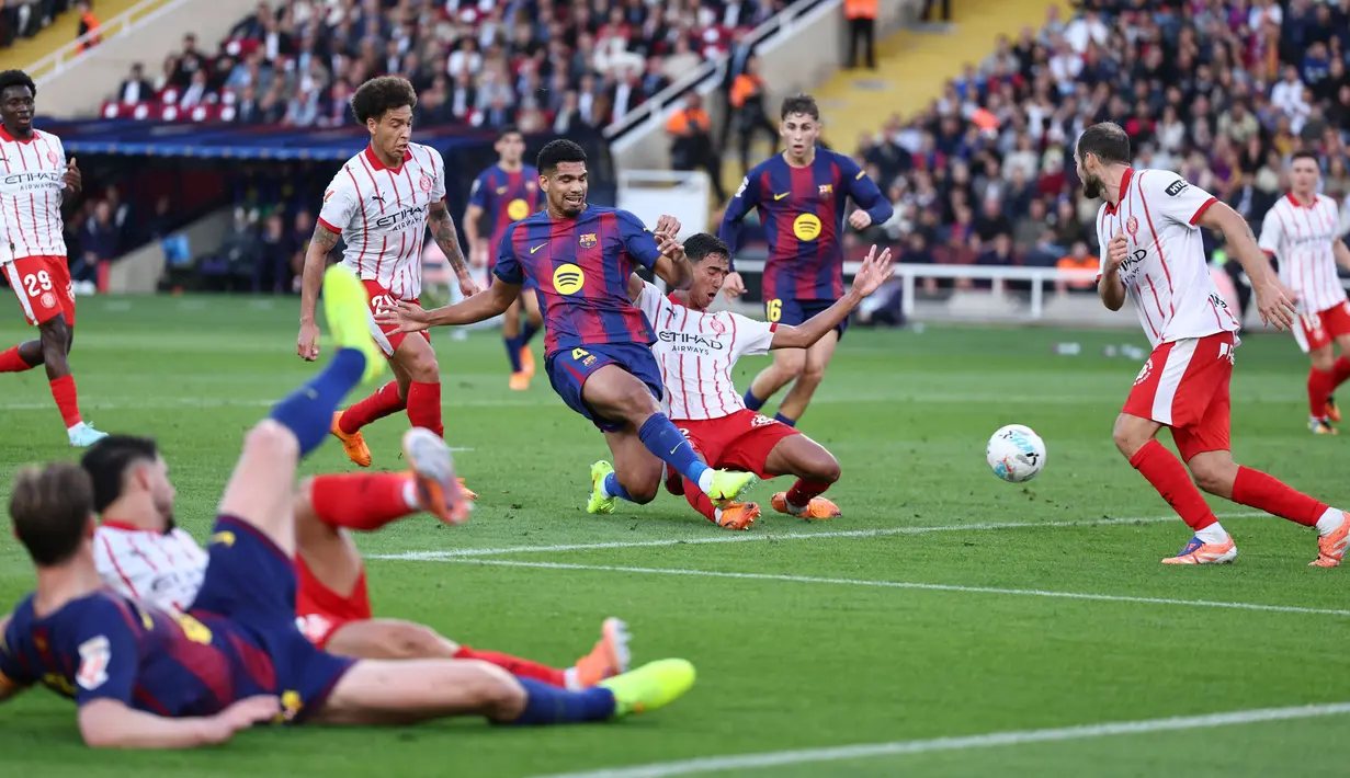 Kemenangan ini membawa Barcelona ke puncak klasemen dengan 22 poin dari sembilan laga. Mereka masih bisa digeser Real Madrid yang memiliki 21 poin dan baru bermain melawan Getafe pada Senin dini hari. (AFP/Josep Lago)