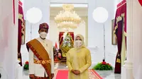 Presiden Joko Widodo dan Ibu Hj. Iriana Joko Widodo melakukan foto saat menghadiri peringatan HUT ke-76 RI di Istana Merdeka, Selasa (17/8/2021). (Foto: Laily Rachev-Biro Pers Sekretariat Presiden)