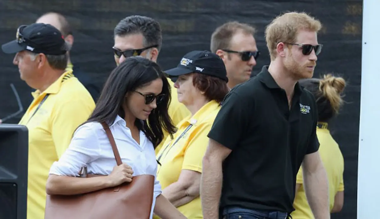 Dalam bertemuan itu, dilaporkan juga bahwa terdapat obrolan yang cukup serius. Tentunya soal hari pertunangan Meghan dan Pangeran Harry. Mereka melihat setiap tanggal yang jatuh di akhir pekan di tahun 2018 nanti. (AFP/Vaugh Ridley)