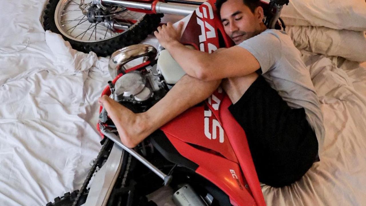 Darius Sinathrya Memeluk Sepeda Motor Trail