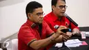 Wasekjen DPP PDI Perjuangan Ahmad Basarah (kanan) bersiap memberikan keterangan di Gedung DPP PDIP, Jakarta, Senin (9/1). Dalam HUT tersebut partai PDIP akan mencanangkan gerakan rehabilitasi hutan dan lahan. (Liputan6.com/Faizal Fanani)