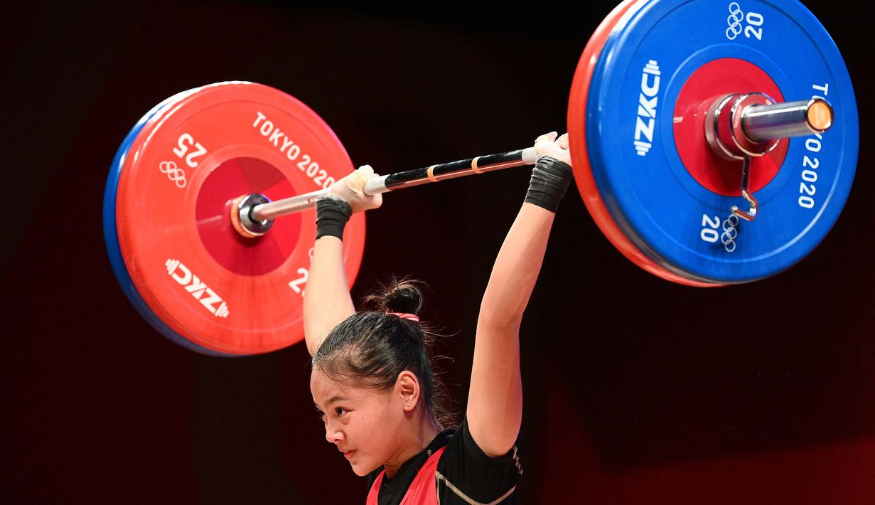 Windy memang sudah bersaing masuk tiga besar sejak angkatan snatch. Mendapat tiga kesempatan, ia memiliki angkatan terbaik 84 kg dan menempati posisi keempat. (Foto: AFP/Vicenzo Pinto)
