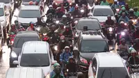Kendaraan terjebak macet saat melintasi jalan Jenderal Sudirman Jakarta, Senin (16/3/2020). Peniadaan sementara aturan ganjil-genap  terkait dengan penyebaran virus corona Covid-19 membuat kemacetan terjadi di sejumlah wilayah Jakarta. (Liputan6.com/Angga Yuniar)