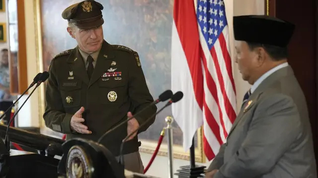 Kepala Staf AD AS Jenderal James McConville (kiri) berjabat tangan dengan Menteri Pertahanan Indonesia Prabowo Subianto dalam pertemuan mereka di Jakarta, Indonesia, Jumat, (12/3/2023). (AP Photo/Dita Alangkara)