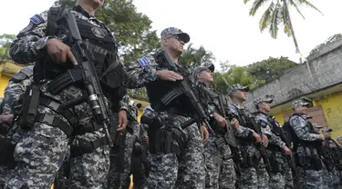 Agen Operasi Taktis Cection (STO) Polisi Sipil Nasional dikerahkan di departemen Cabañas, El Salvador, pada 2 Agustus 2023. (AFP/Oscar Rivera)