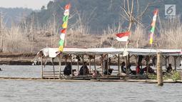 Warga memancing ikan di Waduk Jatigede, Desa Cipaku, Sumedang, Jawa Barat, Senin  (17/9). Musim kemarau yang menyurutkan Waduk Jatigede dimanfaatkan warga untuk menjaring ikan dan mengumpulkan puing bangunan serta kayu. (Liputan6.com/Herman Zakharia)