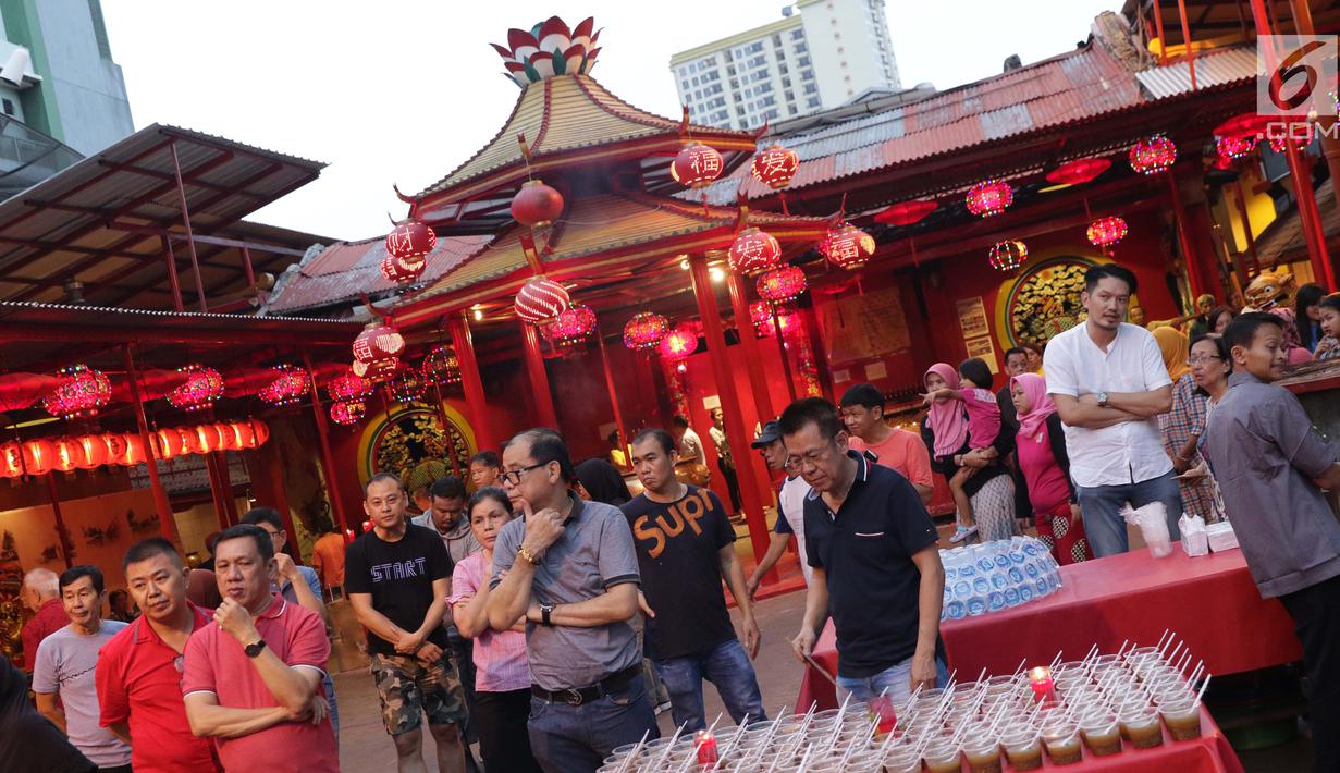 Panitia menanti waktu berbuka sambil menyiapkan menu makanan berbuka puasa di Vihara Dharma Bakti di kawasan Petak Sembilan, Jakarta, Jumat (10/5/2019). Kegiatan ini rutin dilakukan komunitas muslim Tionghoa-Indonesia untuk mempererat kerukunan antar umat. (Liputan6.com/Helmi Fithriansyah)