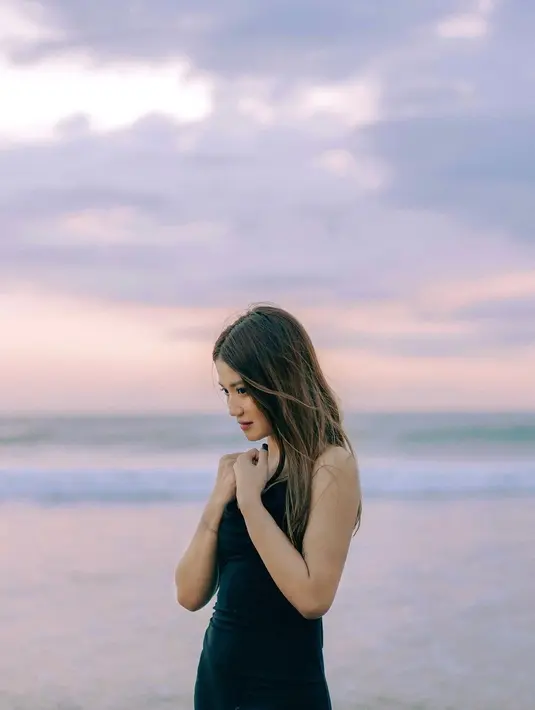 Namun jangan lupakan musiknya, Mirriam telah merilis sejumlah single dengan karakter yang ia miliki, seperti Raga & Hati hingga Jodoh Orang yang baru rilis Agustus lalu. (Instagram @mariaeka_)
