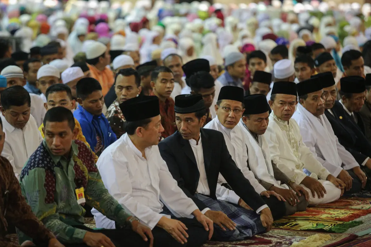 Berkoko Putih, Jokowi Salat Tarawih Perdana di Masjid Istiqlal