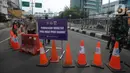 Petugas melakukan penjagaan di kawasan yang ditutup saat penyekatan di ruas jalan Mampang Prapatan, Jakarta, Kamis (15/7/2021). Mampang menjadi salah satu jalan yang masuk dalam penyekatan baru pada Pemberlakuan Pembatasan Kegiatan Masyarakat (PPKM) darurat di Ibu Kota. (merdeka.com/Imam Buhori)