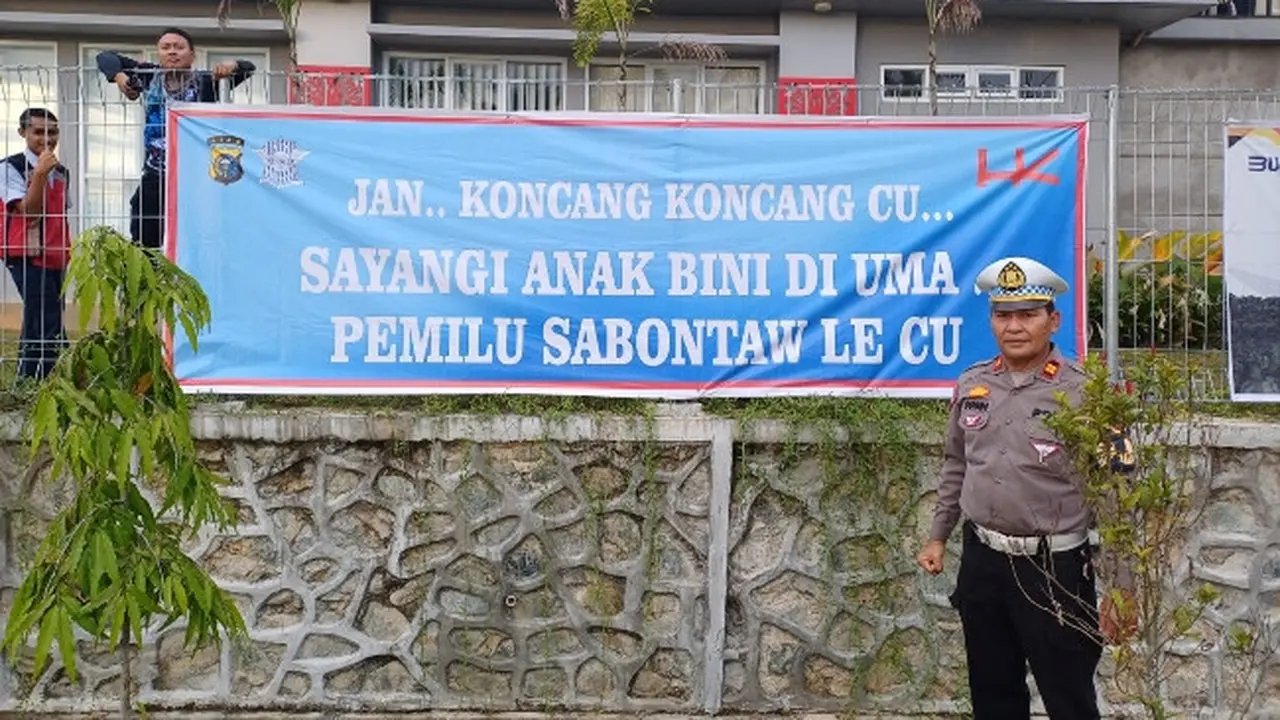 Personel Direktorat Lalu Lintas Polda Riau yang bertugas di Jalan Tol Pekanbaru-Bangkinang memasang spanduk keselamatan berlalu lintas jelang pemilihan umum.