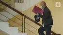Direktur PT Humpuss Transportasi Kimia (PT HTK) Taufik Agustono menuju ruang pemeriksaan di Gedung KPK, Jakarta, Jumat (26/6/2020). Taufik Agustono diperiksa sebagai tersangka kasus dugaan suap jasa pelayaran antara PT HTK dengan PT Pupuk Indonesia Logistik atau PT PILOG. (merdeka.com/Dwi Narwoko)