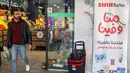 Omar Bawatneh, manajer sebuah cabang di Ramallah, memperkirakan penjualan produk Israel di toko-tokonya telah menurun hingga 30 persen sejak pecahnya perang antara Israel dan Hamas. (Jaafar ASHTIYEH / AFP)