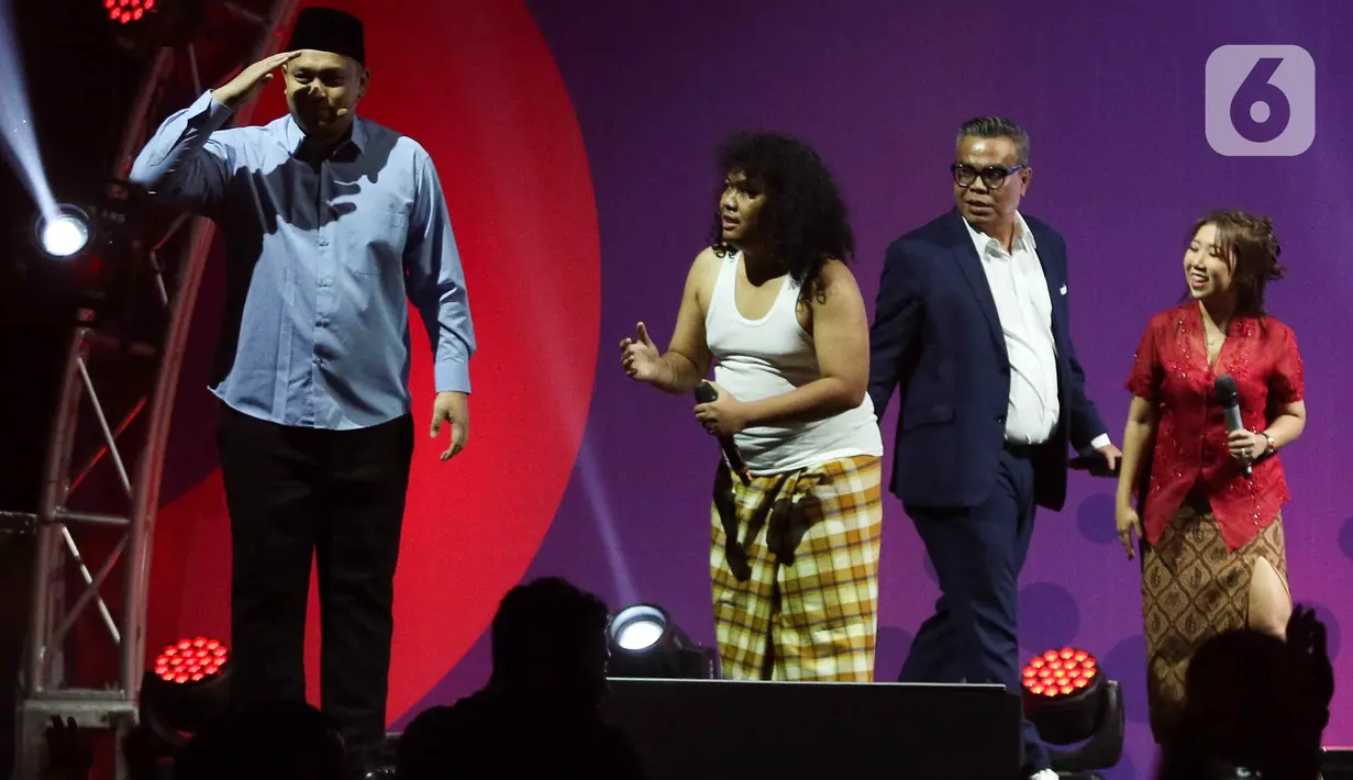 Penampilan Gilang Dirga, Abdel, Kiky Saputri, dan Marshel Widianto pada hari kedua Jakarta International Comedy Festival (JiComFest) 2023 di Tennis Indoor Senayan, Jakarta, Sabtu (16/12/2023). (Liputan6.com/Herman Zakharia)