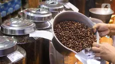 Pekerja menyiapkan salah satu produk kopi siap jual di Pasar Santa, Jakarta, Kamis (25/7/2024). (Liputan6.com/Herman Zakharia)