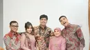 Pria yang akrab disapa Frans ini menjalani momen sakral tersebut dengan didampingi keluarga tercinta. Tak terkecuali Fuji An yang penampilannya dalam balutan kebaya berhasil menarik perhatian. [IG:@fuji_an].
