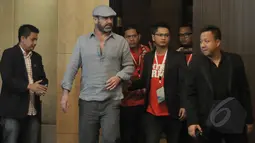Eric Cantona saat tiba di Hotel Mulia untuk melakukan konferensi pers, Jakarta, Jumat (17/4/2015). Cantona didaulat menjadi brand ambassador jam tangan Hautlance. (Liputan6.com/Johan Tallo)
