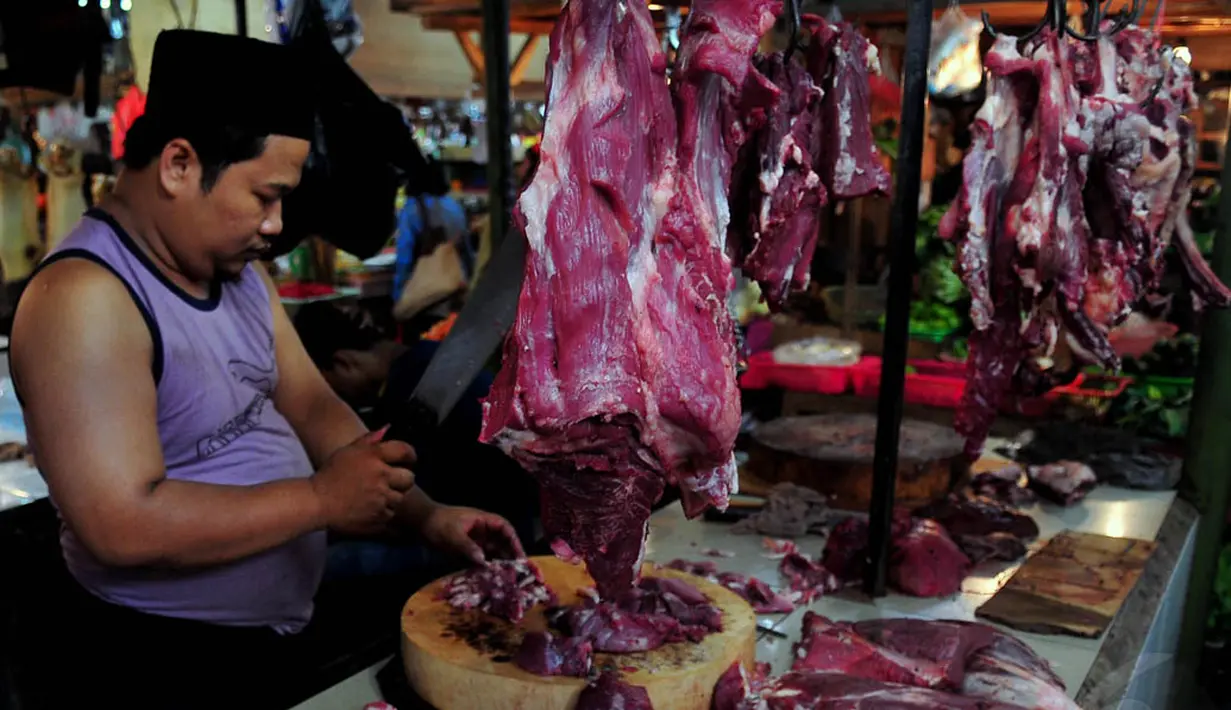 Di Pasar Senen, Jakarta, harga daging sapi menembus Rp 100 ribu dari sebelumnya Rp 80 ribu per kilogram, Selasa (18/11/2014). (Liputan6.com/Johan Tallo)