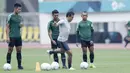Pelatih Indonesia, Bima Sakti, menendang bola saat sesi latihan di Stadion Wibawa Mukti, Jawa Barat, Jumat (02/11/2018). Latihan tersebut dalam rangka persiapan jelang laga Piala AFF 2018.  (Bola.com/M Iqbal Ichsan)