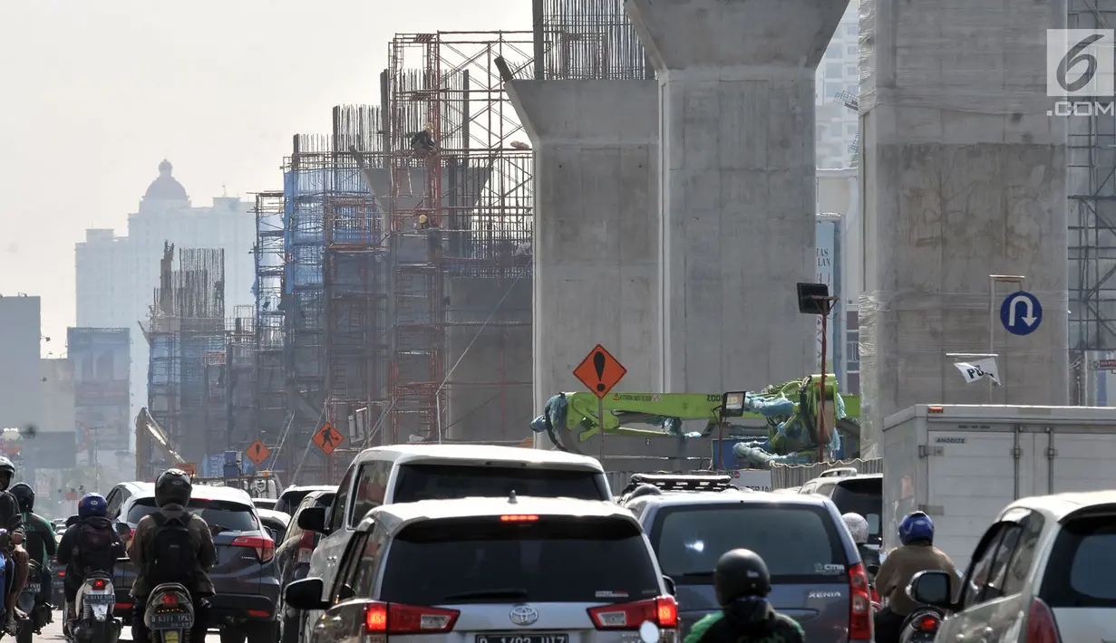 Kemacetan di sekitar proyek 6 Ruas Tol Dalam Kota tahap pertama seksi Kelapa Gading-Pulo Gebang, Jakarta, Minggu (15/7). Hingga saat ini progres pembangunan baru pengerjaan tiang pancang di rute Kelapa Gading-Pulo Gebang. (Merdeka.com/Iqbal S. Nugroho)