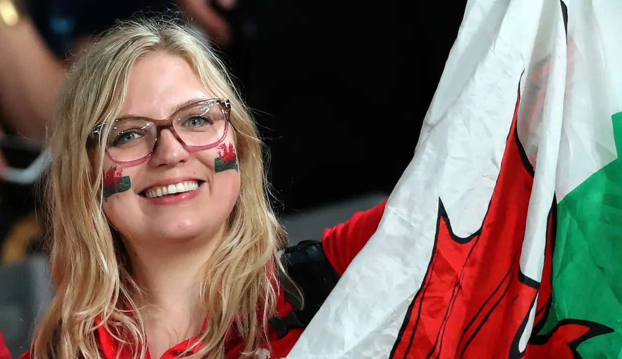 Suporter Wales merayakan pertandingan antara Wales dengan Australia pada Rugby World Cup 2019 di Tokyo Stadium, Jepang, Minggu (29/9/2019). Rugby World Cup 2019 berlangsung pada 20 September  hingga 2 November. (AP Photo/Koji Sasahara)
