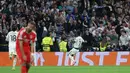 Jelang laga usai, serangan balik cepat Real Madrid dimanfaatkan dengan baik oleh Vinícius Junior, pada menit ke-80, yang mencetak gol kemenangan Los Blancos sekaligus menutup rangkaian duel dua leg tersebut. Tampak dalam foto, penyerang Real Madrid asal Brasil, Vinicius Junior, merayakan golnya selama pertandingan leg kedua babak playoff 16 besar Liga Champions 2025/2026 melawan SL Benfica di Stadion Santiago Bernabeu pada Rabu 25 Februari 2026 waktu setempat atau Kamis (26/2/2026) dini hari WIB. (Pierre-Philippe MARCOU/AFP)
