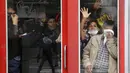 Sejumlah warga terjebak di dalam bank saat bentrokan terjadi antara guru dan polisi di Lima, Peru, (24/8). Guru sekolah dari beberapa bagian negara Amerika Latin telah melakukan pemogokan selama 70 hari terakhir. (AP Photo / Martin Mejia)