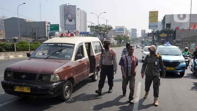 Petugas membawa warga yang tidak mengenakan masker di kawasan Jalan Ir. H. Juanda, Depok, Jawa Barat, Kamis (23/7/2020). Warga yang tidak mengenakan masker dikenai denda Rp 50 ribu hingga Rp 250 ribu. (merdeka.com/Arie Basuki)