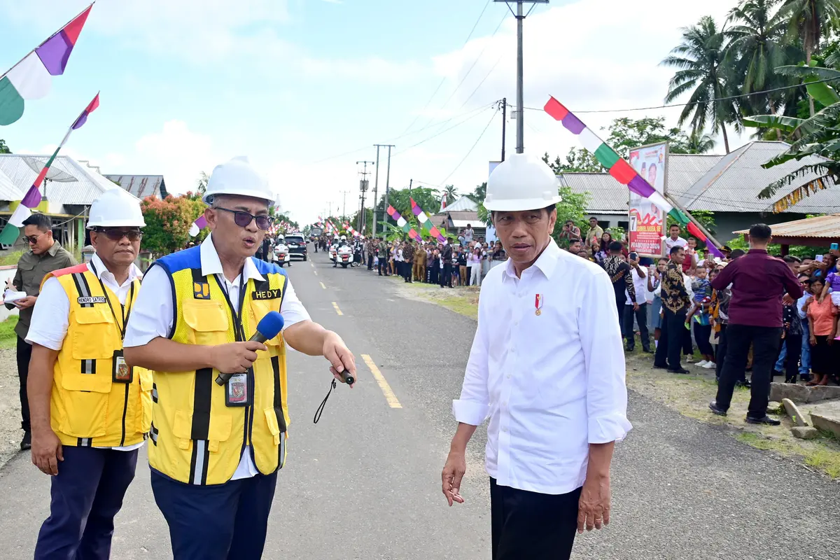 Jokowi Tinjau Jalan Lingkar Talaud