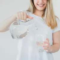 Menjaga tubuh tetap terhidrasi adalah salah satu kebiasaan sederhana yang sering kali dianggap sepele, padahal efeknya sangat besar untuk kesehatan kita. Air berperan dalam hampir seluruh fungsi tubuh, mulai dari mengatur suhu, membawa nutrisi, hingga menjaga organ bekerja dengan baik. (foto/dok: freepik)