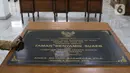 Prasasti penetapan bekas markas Kodim 0505 menjadi Taman Benyamin Suaeb, Jakarta, Selasa (23/6/2020). Taman Benyamin Suaeb menyimpan sejumlah koleksi asli milik seniman betawi, Benyamin Suaeb dan beberapa replika rumah bergaya betawi. (Liputan6.com/Helmi Fithriansyah)