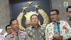 Kapolri Jenderal Polisi Tito Karnavian bersama Ketua Pansus Hak Angket KPK Agun Gunandjar Sudarsa dan Panitia Khusus Hak Angket KPK menggelar jumpa pers seusai rapat konsultasi di Gedung Mabes Polri, Jakarta, Rabu (12/7). (Liputan6.com/Immanuel Antonius)