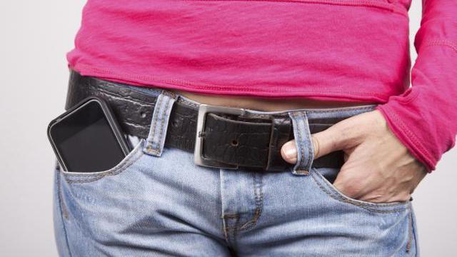 Penting, Ini Resiko Membawa Ponsel di Saku Celana