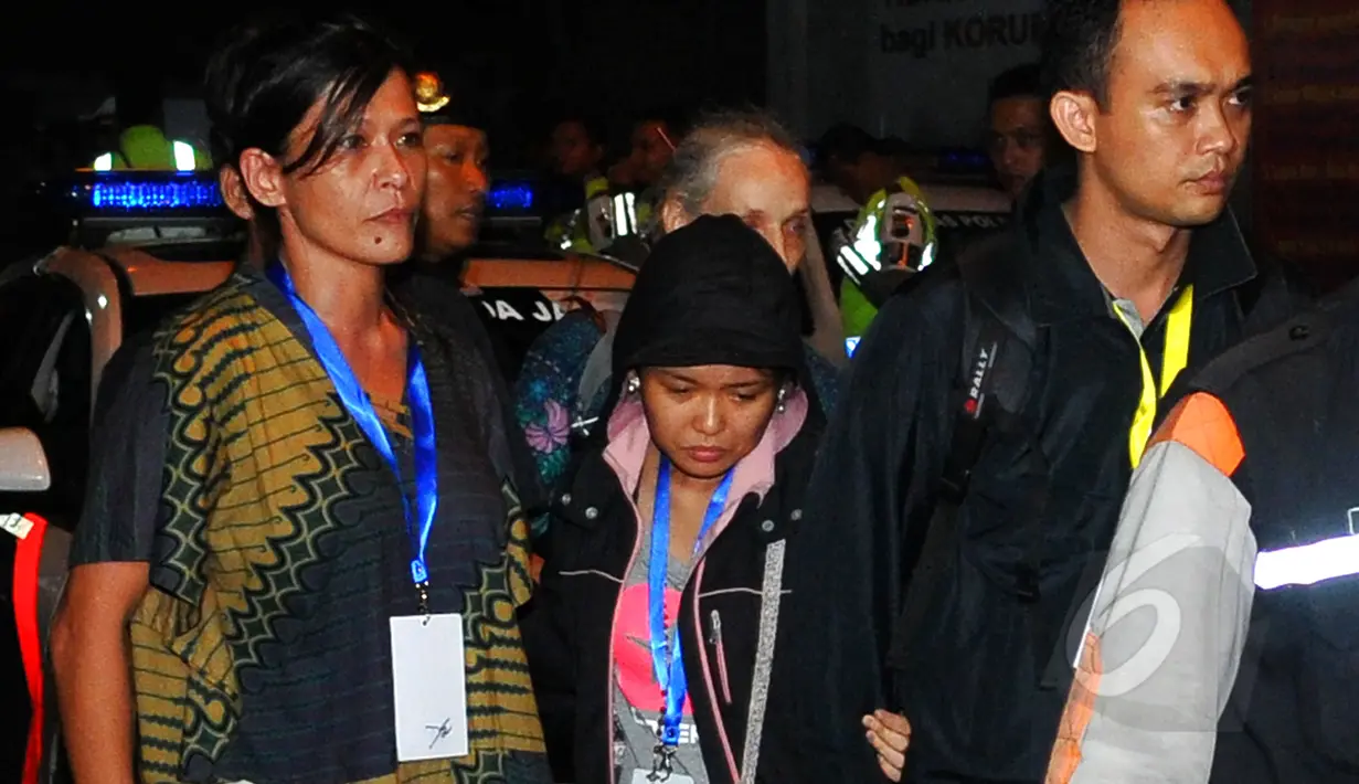 Raut kesedihan terlihat di wajah kekasih terpidana mati asal Spanyol Raheem Agbaje Salami, Angela seusai pelaksanaan eksekusi di Nusakambangan, Cilacap, Jawa Tengah, Rabu (29/4/2015) dini hari. (Liputan6.com/Yoppy Renato) 