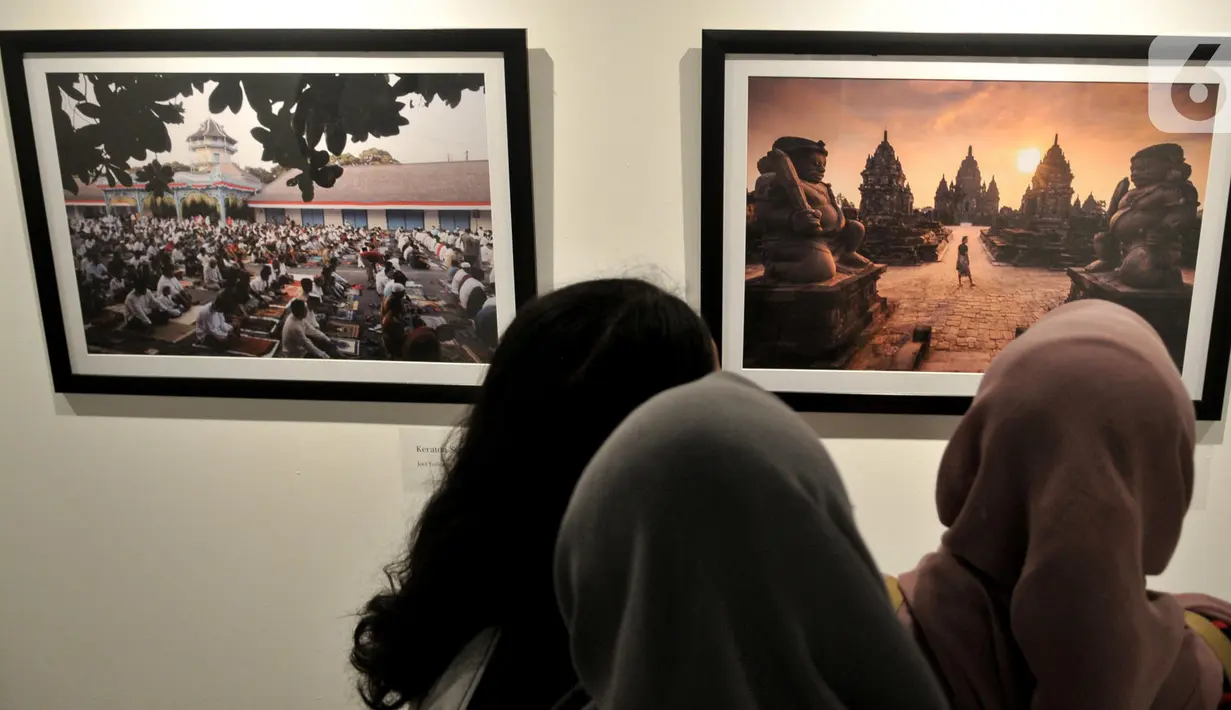 Pengunjung mengamati karya foto dalam Pameran Fotografi Cagar Budaya di Museum Nasional, Jakarta, Kamis (3/10/2019). Pameran yang berlangsung dari 3-9 Oktober mendatang tersebut dalam rangka mengenalkan sekaligus melestarikan cagar budaya Tanah Air kepada masyarakat. (merdeka.com/Iqbal Nugroho)