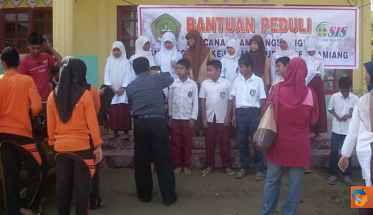 Citizen6, Aceh: OSIS dan para Guru di SMA Negeri 4 Kejuruan Muda Aceh Tamiang beserta donatur, melakukan aksi penggalangan dana untuk korban banjir bandang di SD Ujong Peunalom, Tangse, Pidie.(Pengirim: Ari Gunawan)